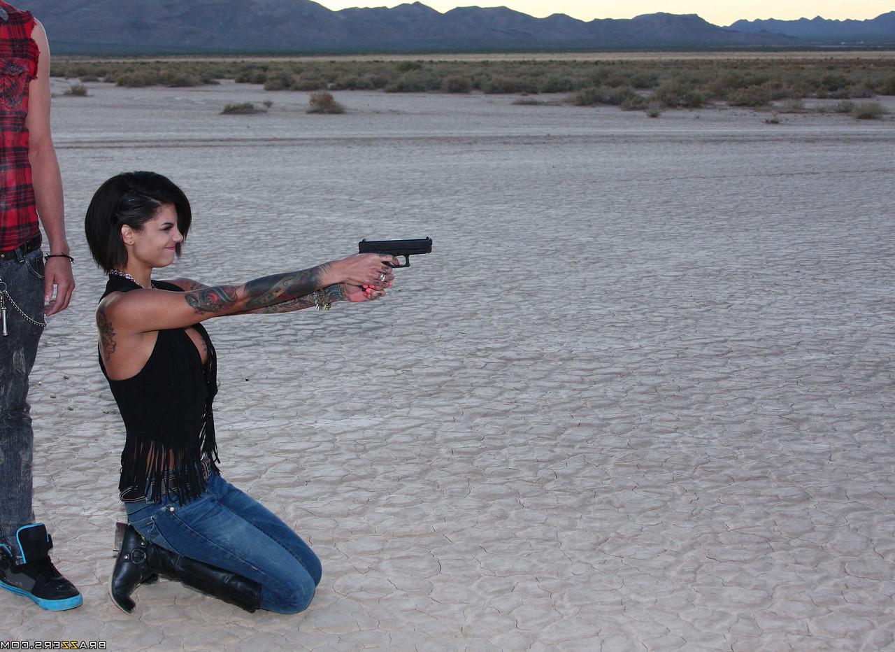 20P La femme tatouée Bonnie Rotten se fait doigter le cul et se fait défoncer la chatte.