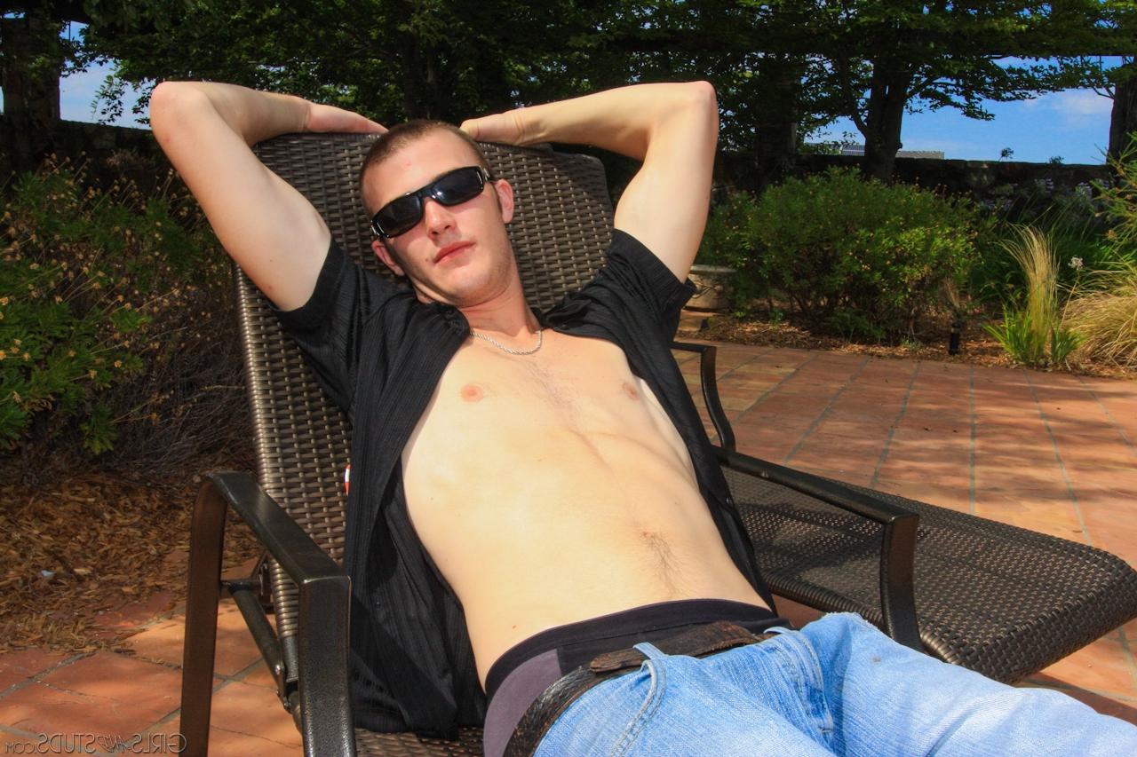 15P Mit Sonnenbrille gekleidete Jessie Cox fickt Christian Wilde draußen auf der Terrasse