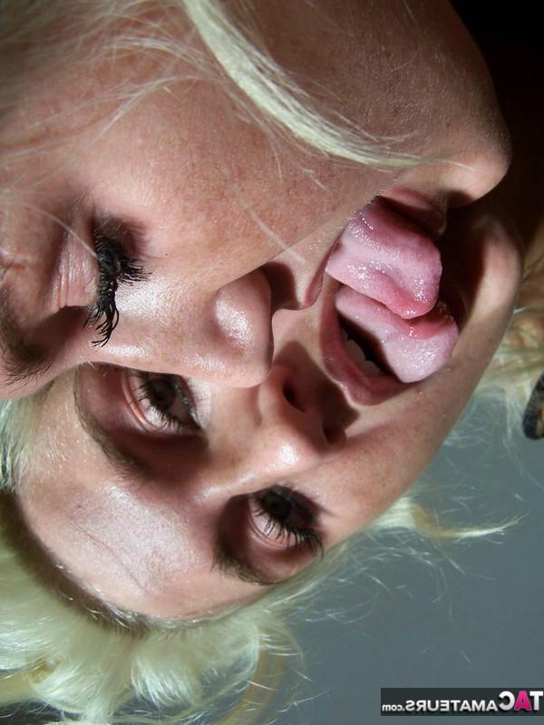 20P Modèles amateurs blondes sexy Marry nues dans des bas en maille devant un miroir.