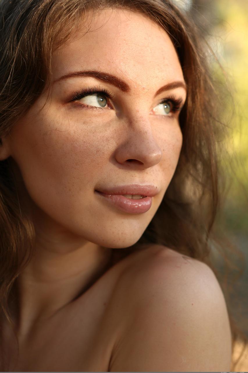 20P La sexy Galina A muestra su hermoso cuerpo y su sabroso coño en la naturaleza