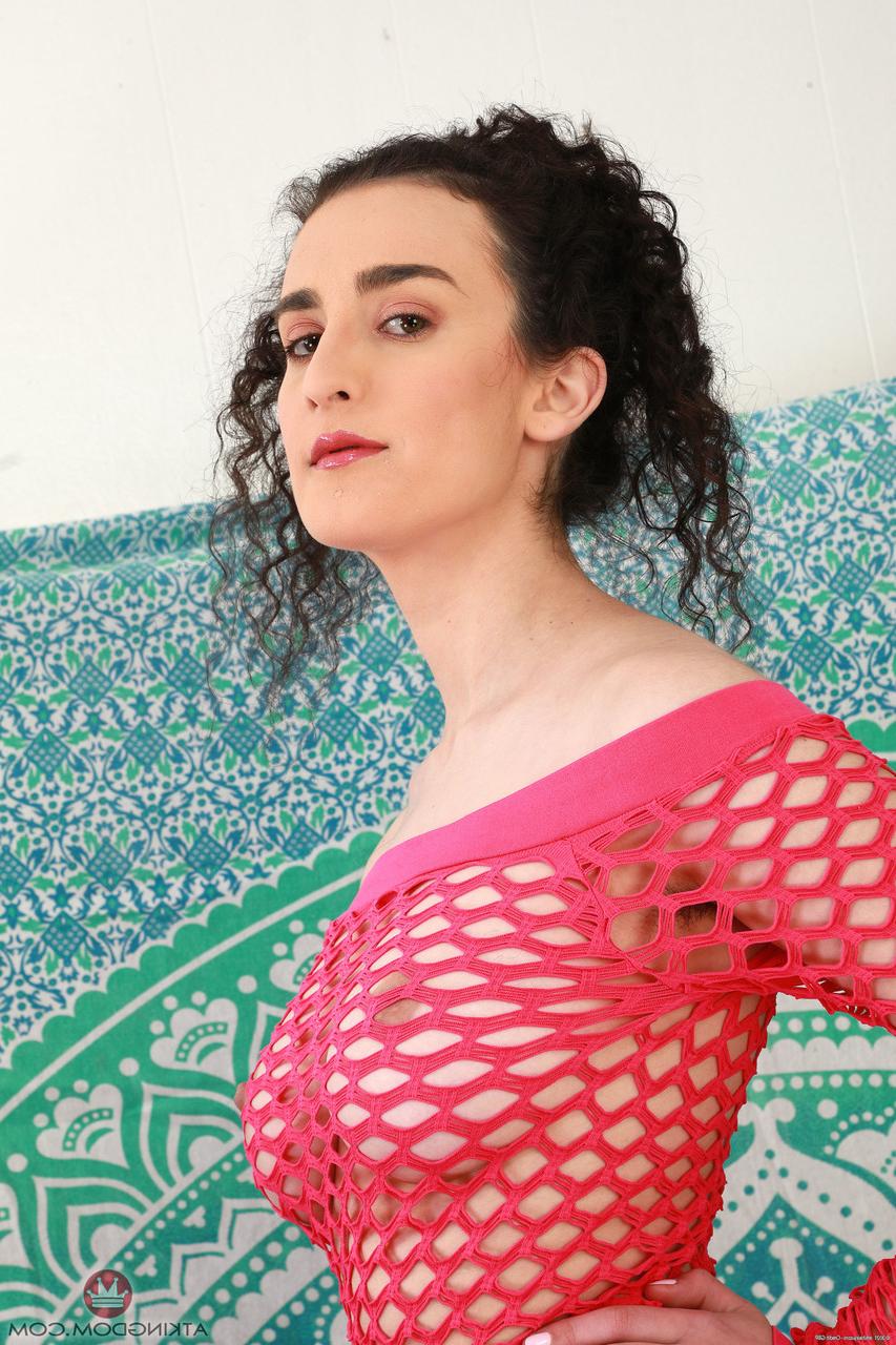20P La amateur lyra lockhart se quita el vestido de rejilla y muestra su chocho peludo