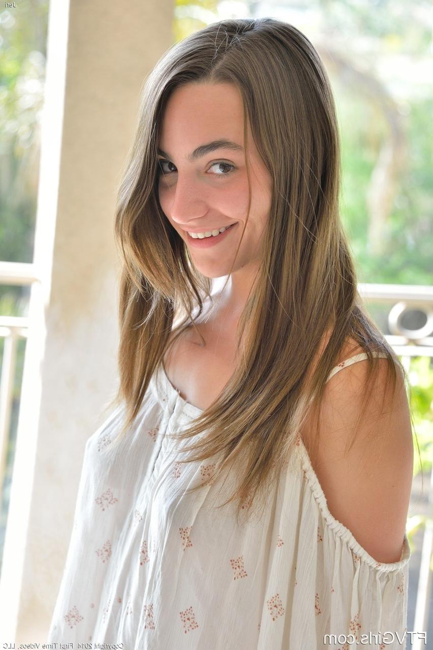 20P A adorável gata amadora Jeri enfiando brinquedos sexuais em sua buceta deliciosa