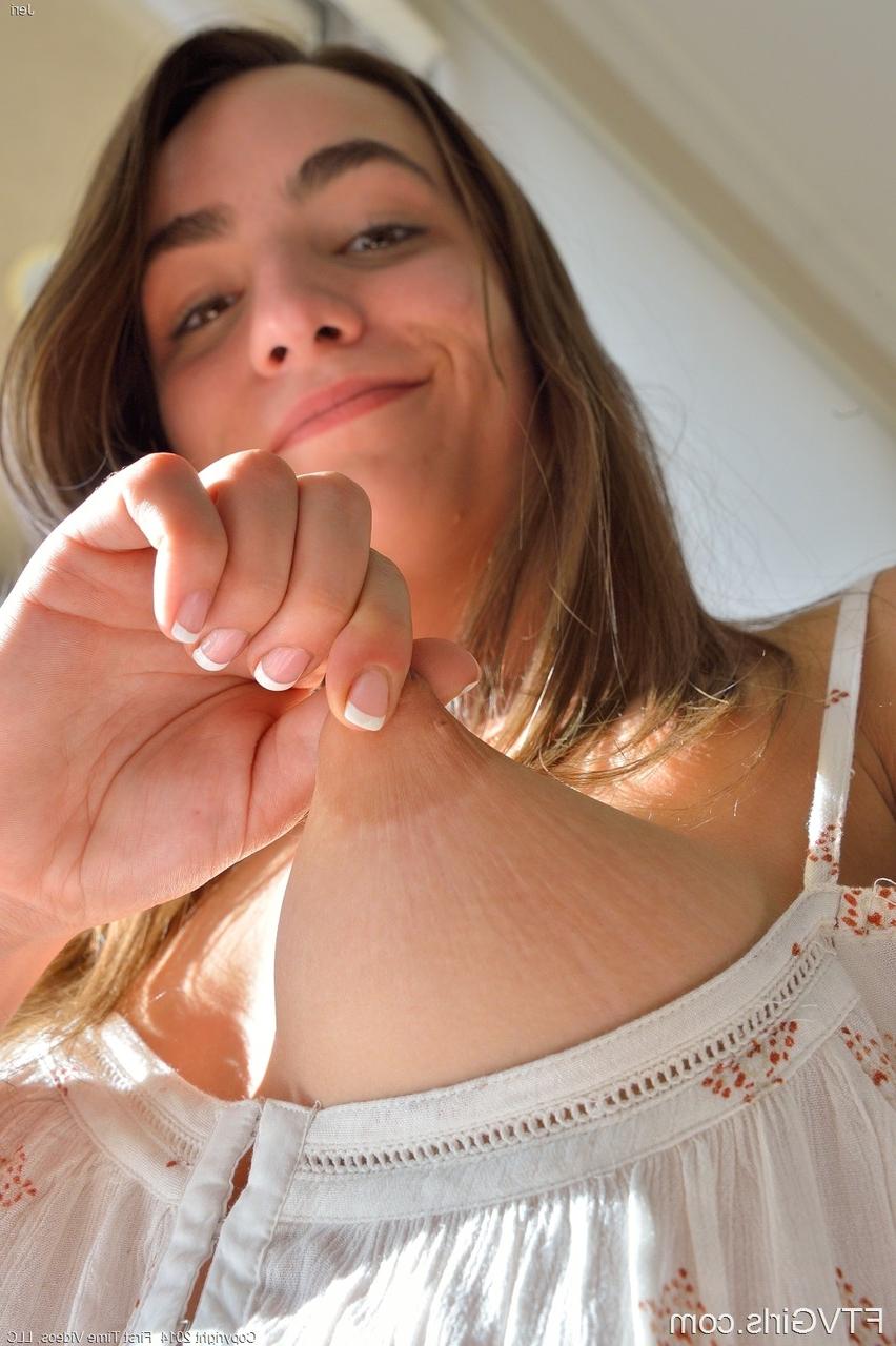 20P A adorável gata amadora Jeri enfiando brinquedos sexuais em sua buceta deliciosa