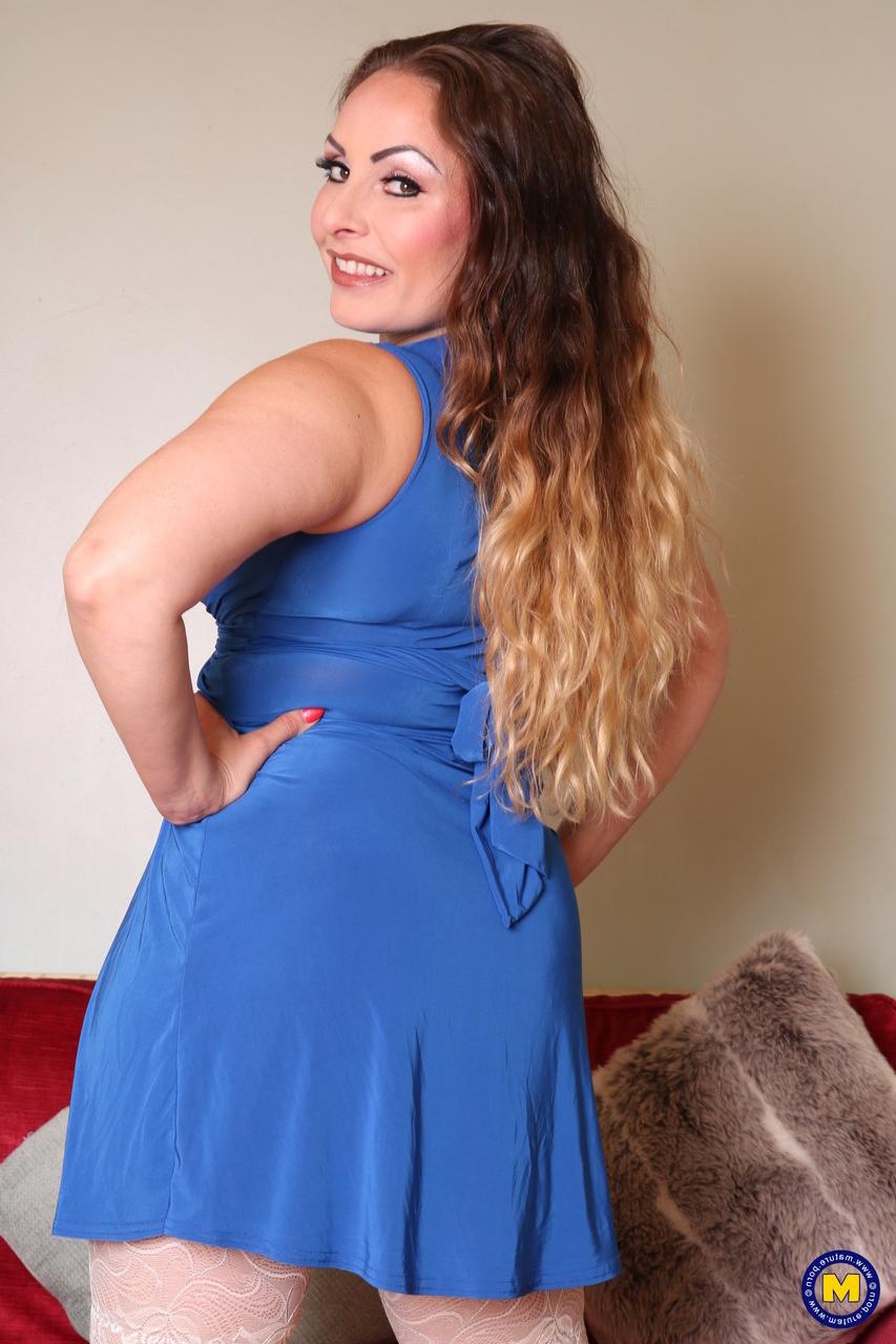 16P Mujer amateur gruesa luce el pelo largo mientras modela en ropa interior