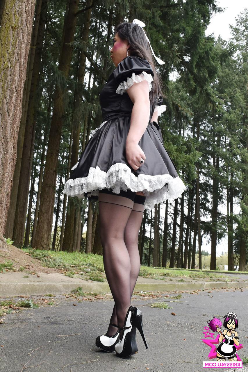 16P Transexual asiática sucia con un vestido de sirvienta muestra su culo en el parque