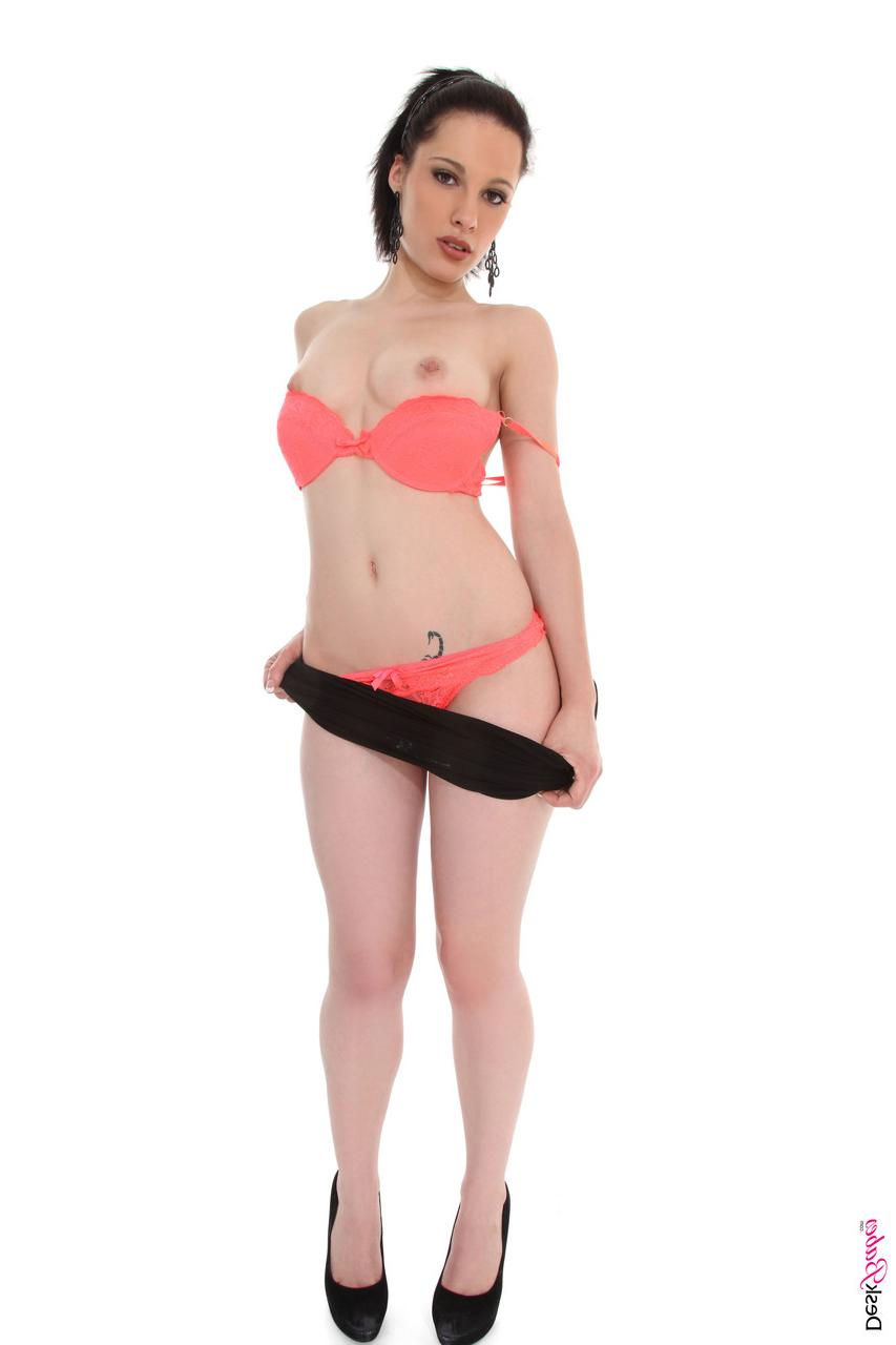15P Nikita Bellucci, une fille excitée, se déshabille avant de jouer avec son vagin et de se doigter l'anus.