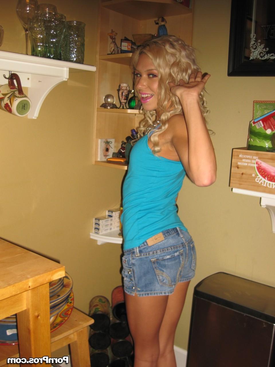 17P Loira querida Kacey Jordan tirando o sutiã e expondo seu pequeno decote