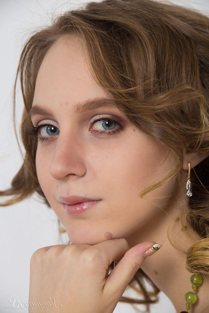 16P Angela, de 18 anos, modela nua com confiança sozinha