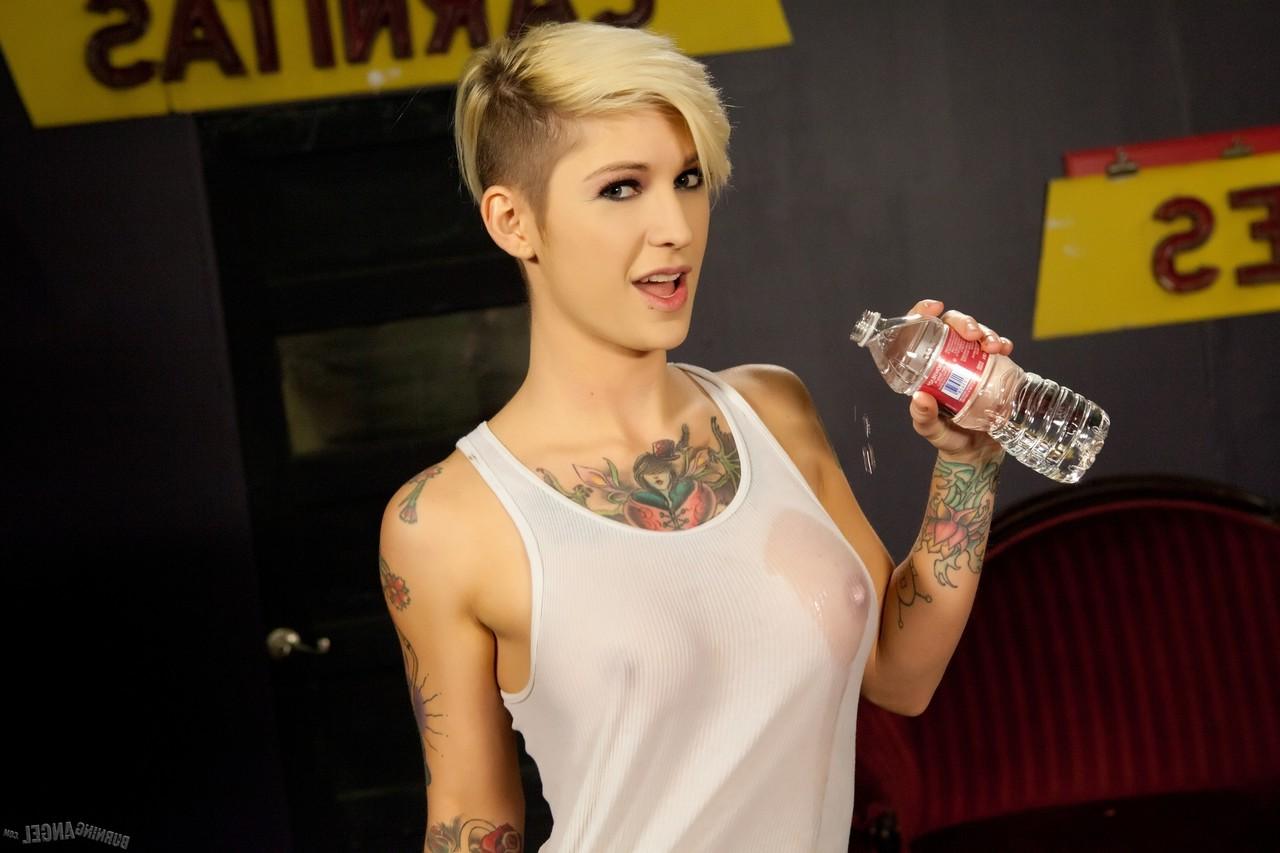 17P A estrela pornográfica de formato perfeito Kleio Valentien dá uma cabeçada antes da ação hardcore
