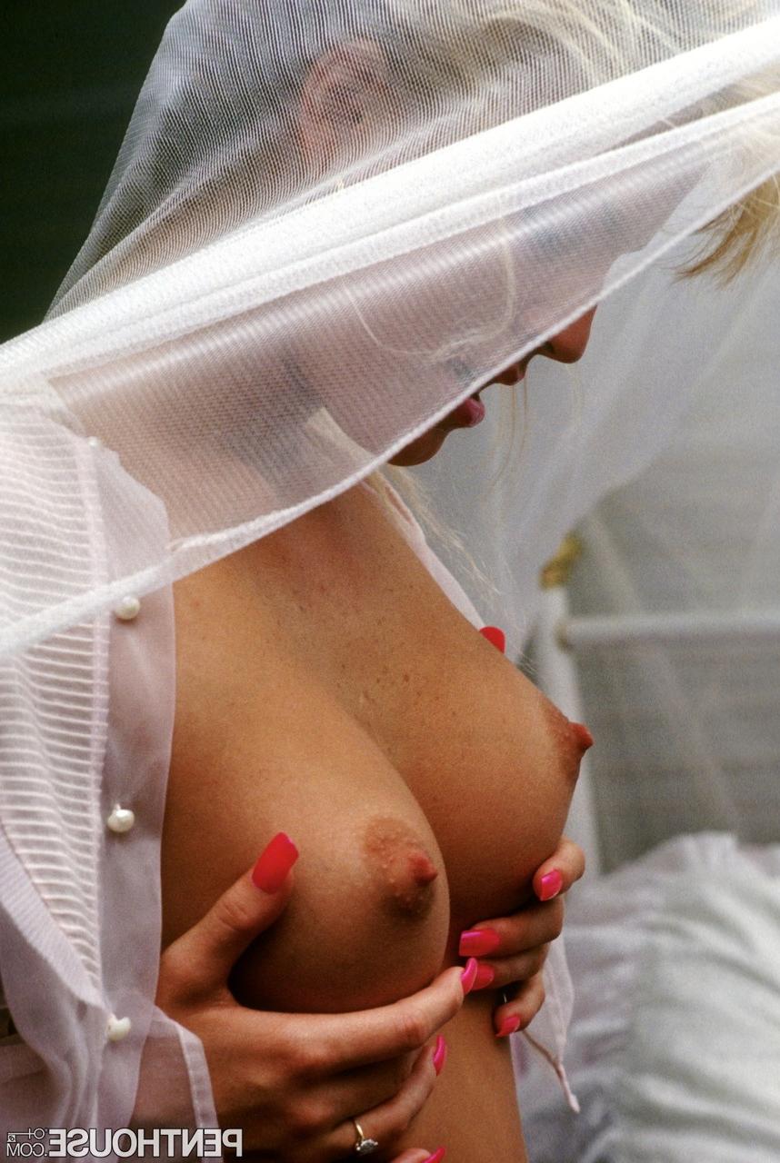 16P Stunning MILF with big tits Janine Lindemulder presents her sexy body outdoors