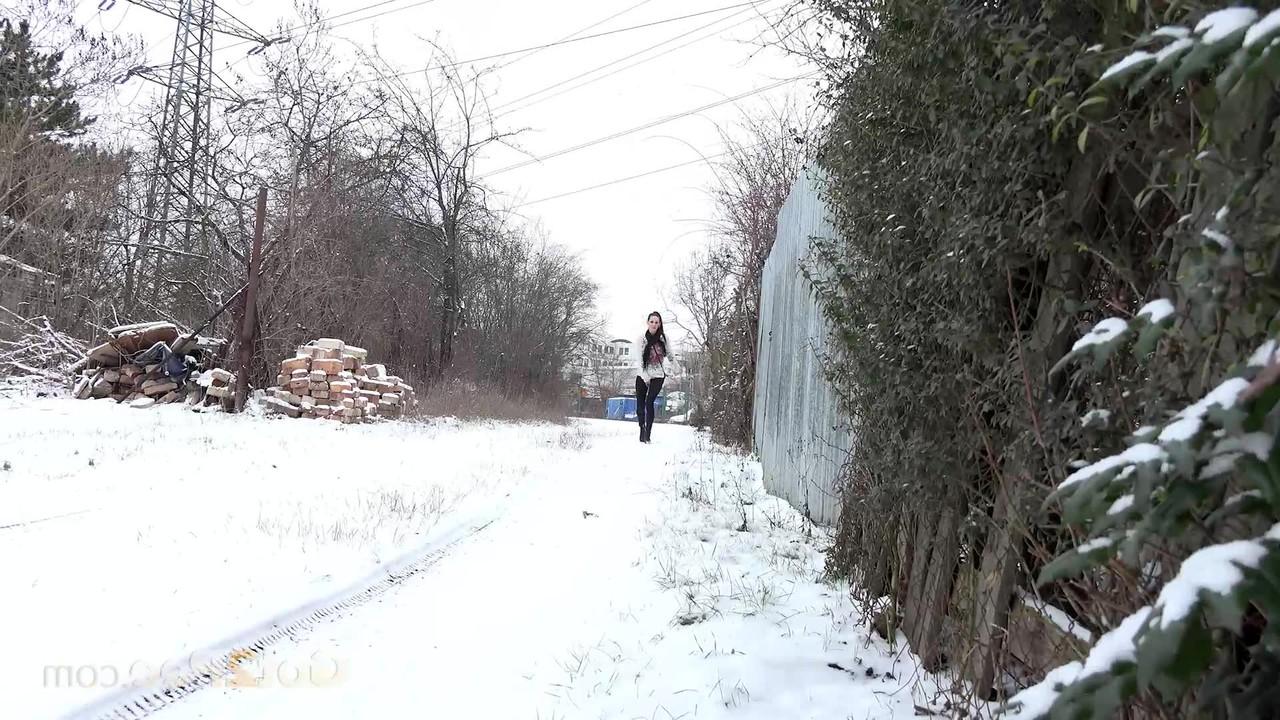 15P MILF Cynthia Vellons é pega com as leggings abaixadas enquanto faz xixi na neve