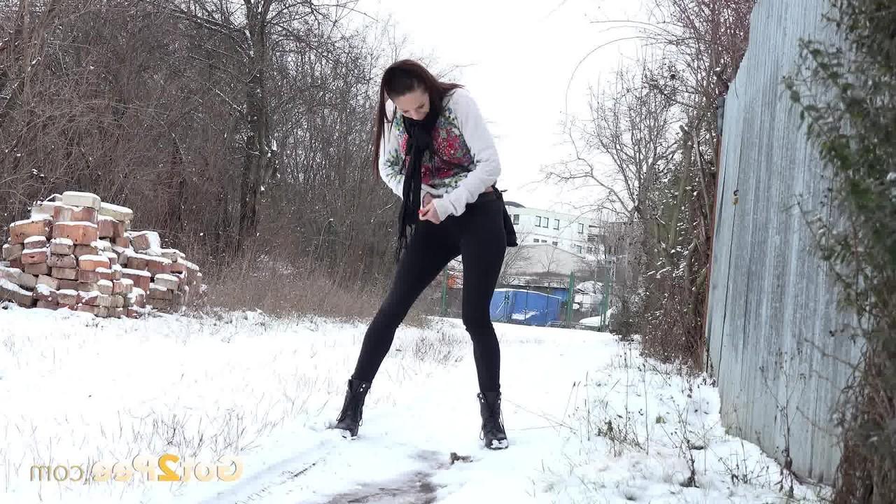 15P MILF Cynthia Vellons é pega com as leggings abaixadas enquanto faz xixi na neve