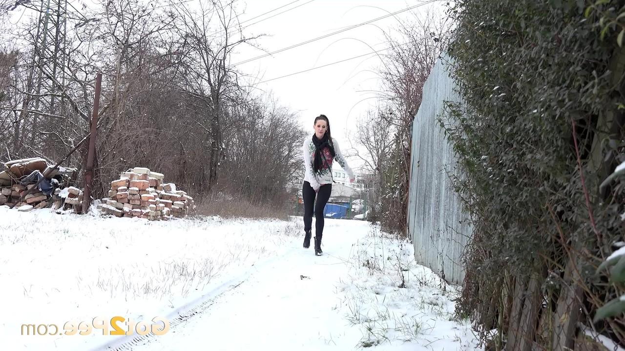 15P MILF Cynthia Vellons é pega com as leggings abaixadas enquanto faz xixi na neve