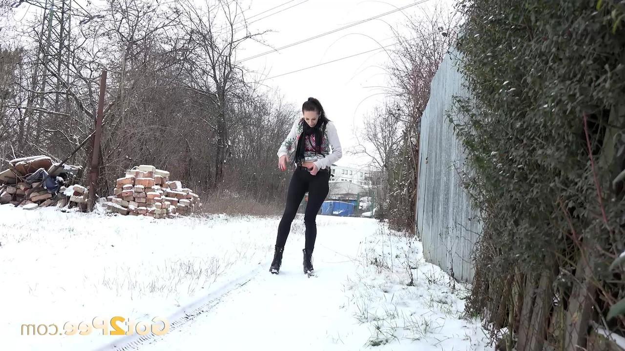 15P MILF Cynthia Vellons é pega com as leggings abaixadas enquanto faz xixi na neve