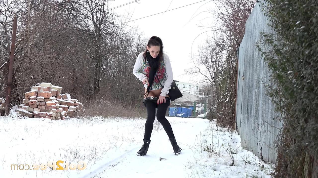 15P MILF Cynthia Vellons é pega com as leggings abaixadas enquanto faz xixi na neve