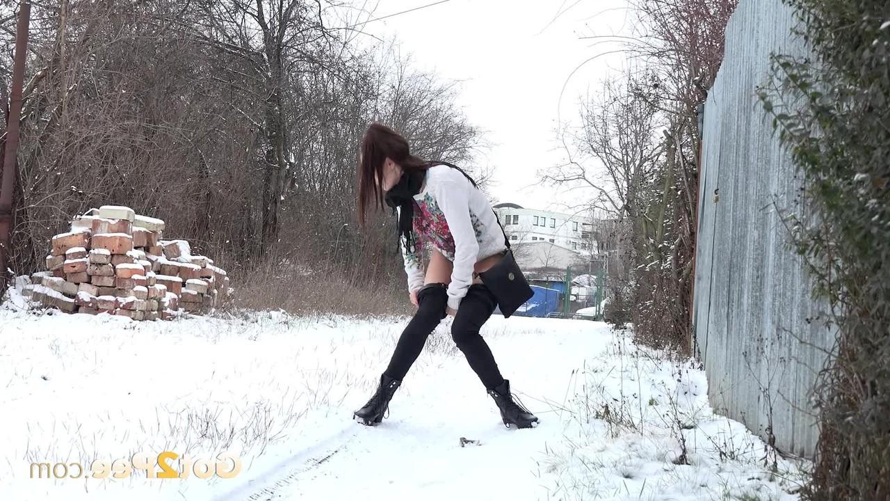 15P MILF Cynthia Vellons é pega com as leggings abaixadas enquanto faz xixi na neve