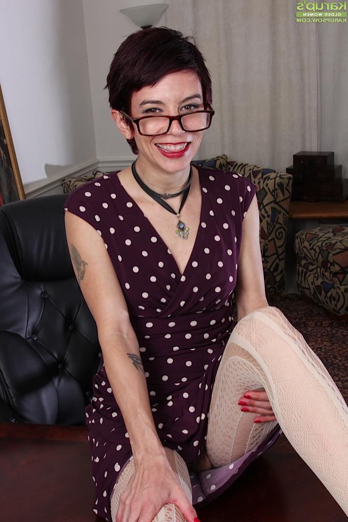 15P La madura nerd Nikki Lee abre su coño peludo con las uñas rojas con los dedos