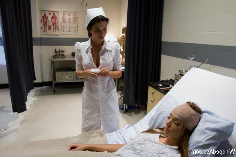 10P Die lesbische Krankenschwester Bailey Brooks wird von ihrer Patientin Nika Noire mit einem Strapon gefickt