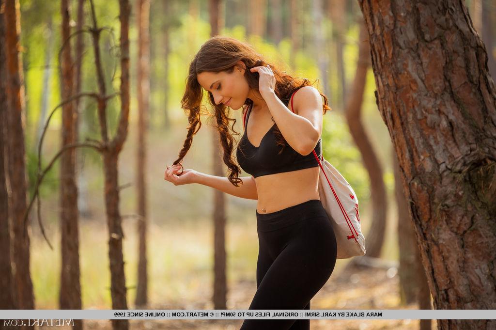 18P A doce adolescente Mara Blake remove o traje de spandex em um tapete de ioga em uma floresta