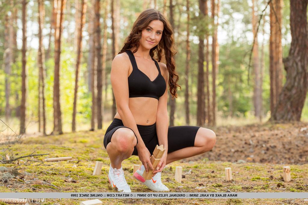 18P A doce adolescente Mara Blake remove o traje de spandex em um tapete de ioga em uma floresta