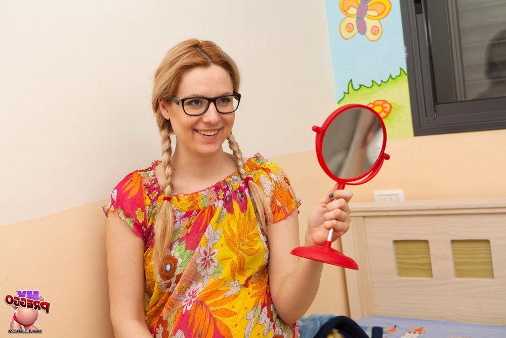 10P Une fille enceinte enlève ses lunettes tout en se mettant complètement nue