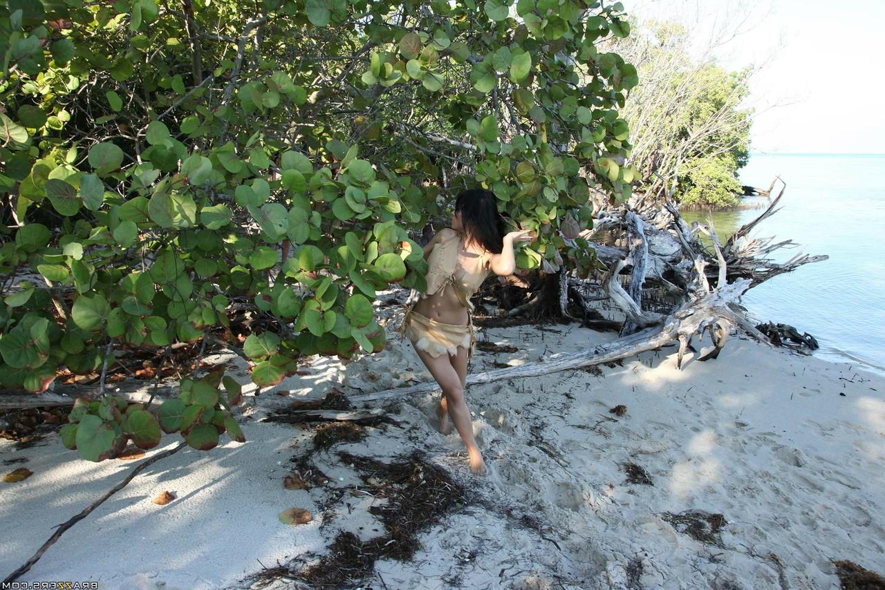 20P Des lesbiennes très chaudes avec de faux seins se jouent et se lèchent sur une île déserte