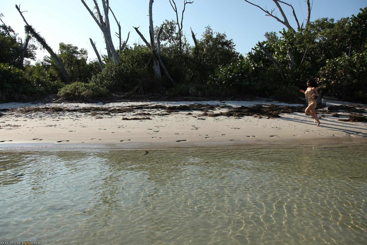 20P Des lesbiennes très chaudes avec de faux seins se jouent et se lèchent sur une île déserte
