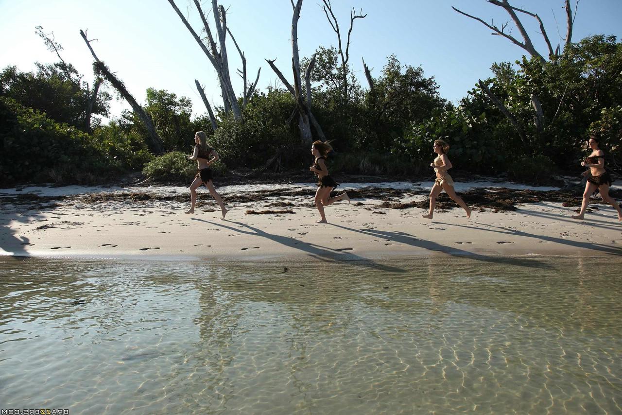 20P Des lesbiennes très chaudes avec de faux seins se jouent et se lèchent sur une île déserte
