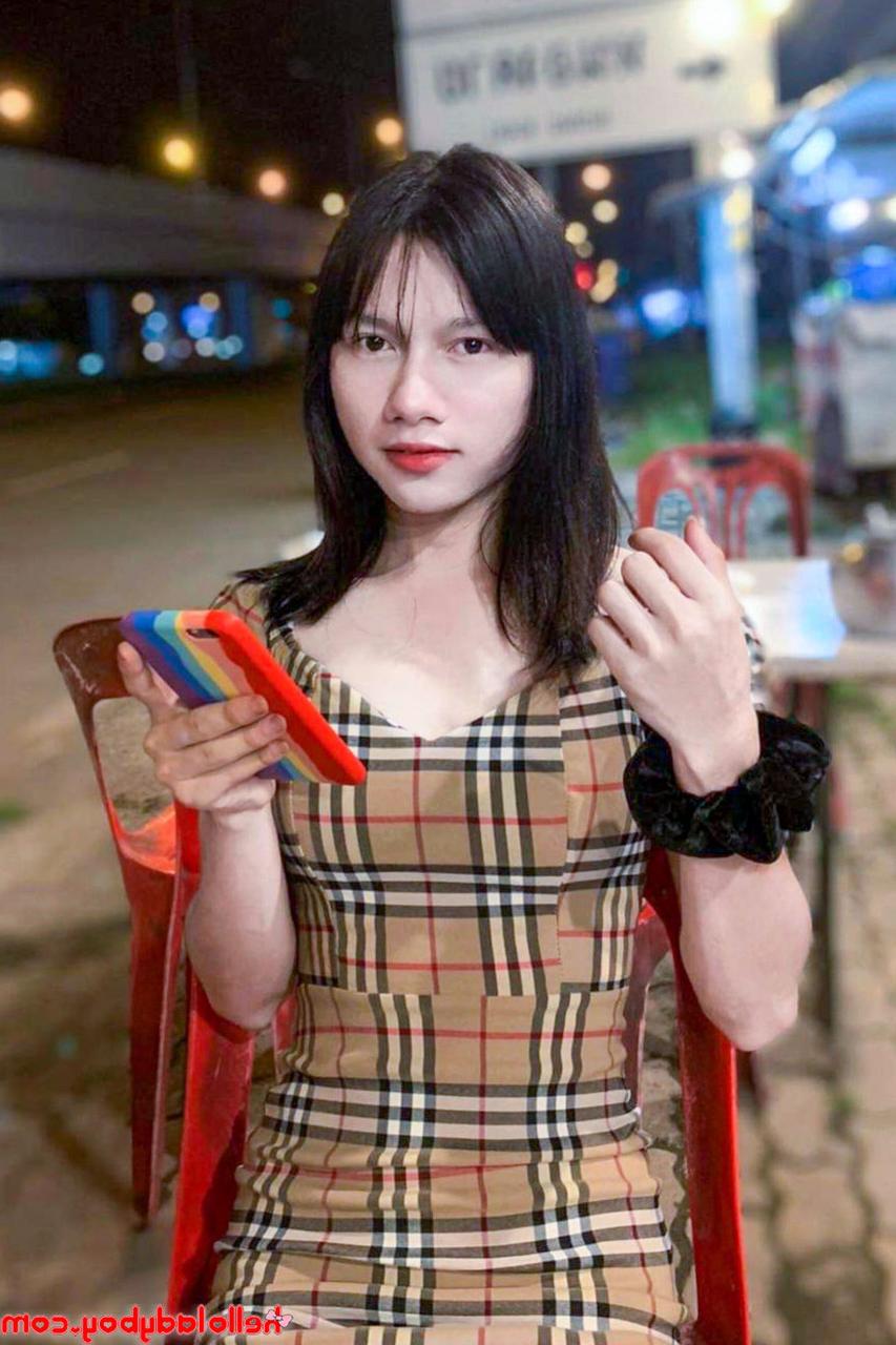 13P Travesti sexy mostra seu corpo pequeno em roupas fofas em uma compilação quente