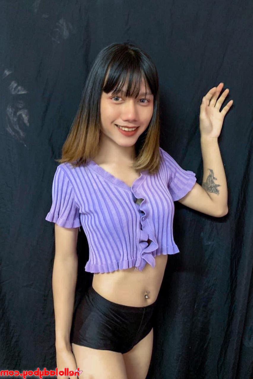 13P Travesti sexy mostra seu corpo pequeno em roupas fofas em uma compilação quente