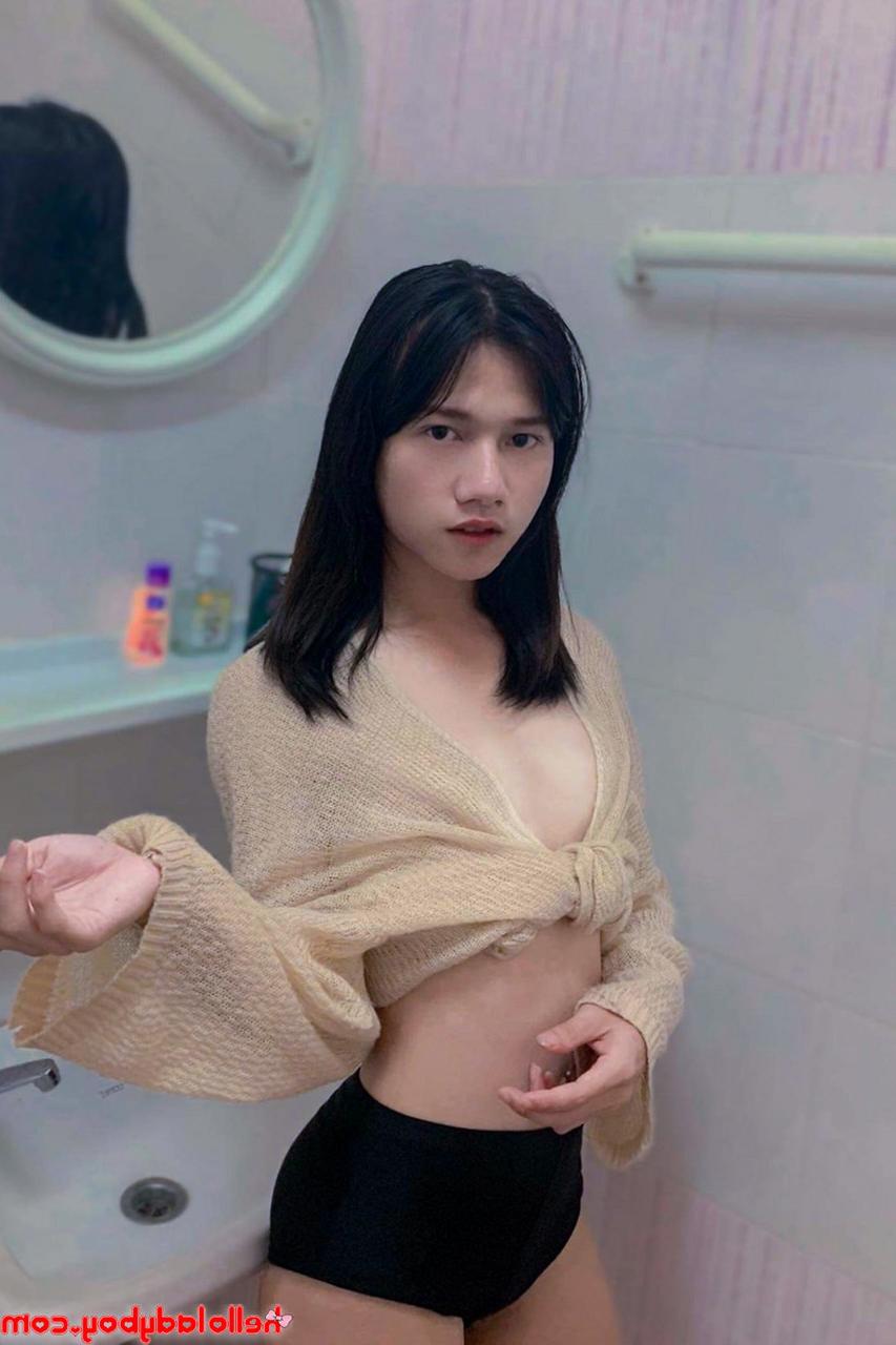 13P Travesti sexy mostra seu corpo pequeno em roupas fofas em uma compilação quente