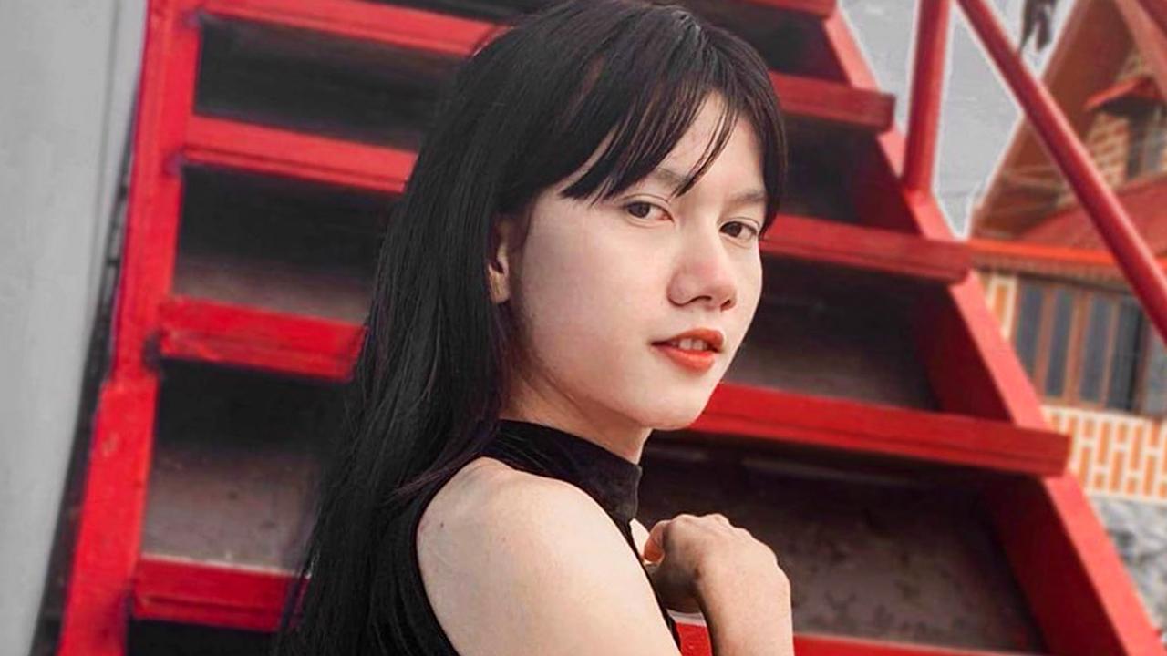 13P Travesti sexy mostra seu corpo pequeno em roupas fofas em uma compilação quente