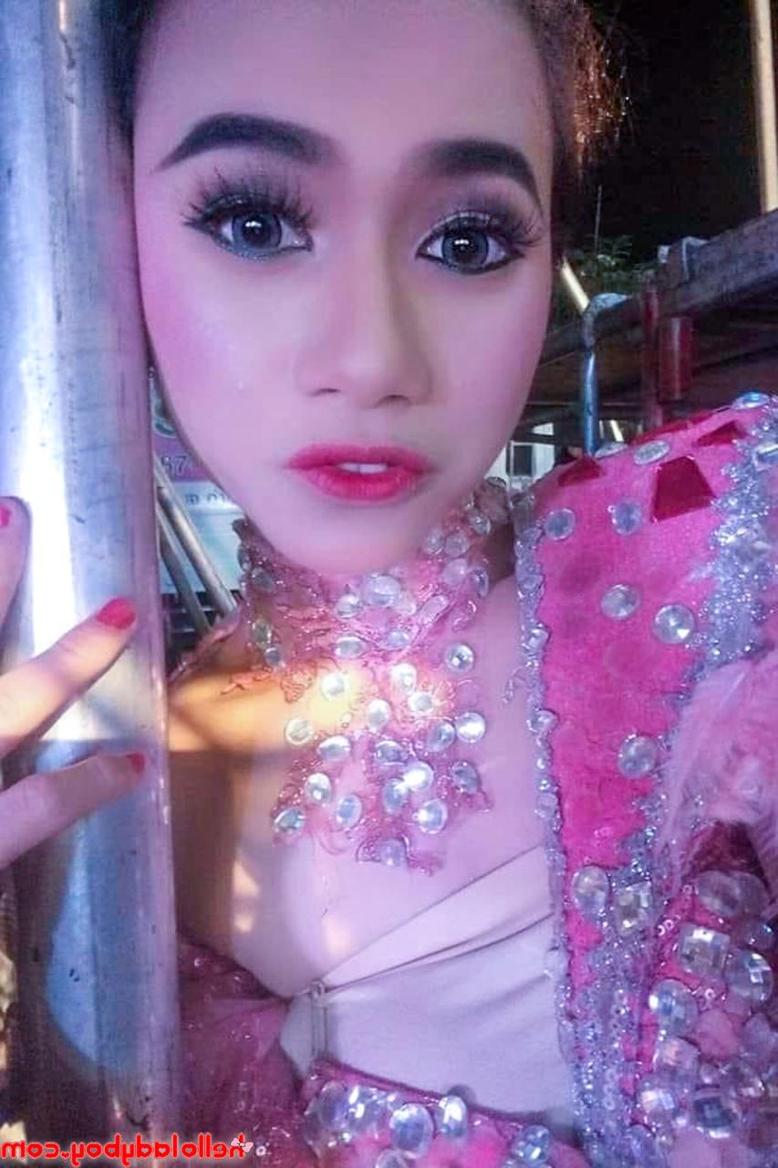 13P Travesti sexy mostra seu corpo pequeno em roupas fofas em uma compilação quente