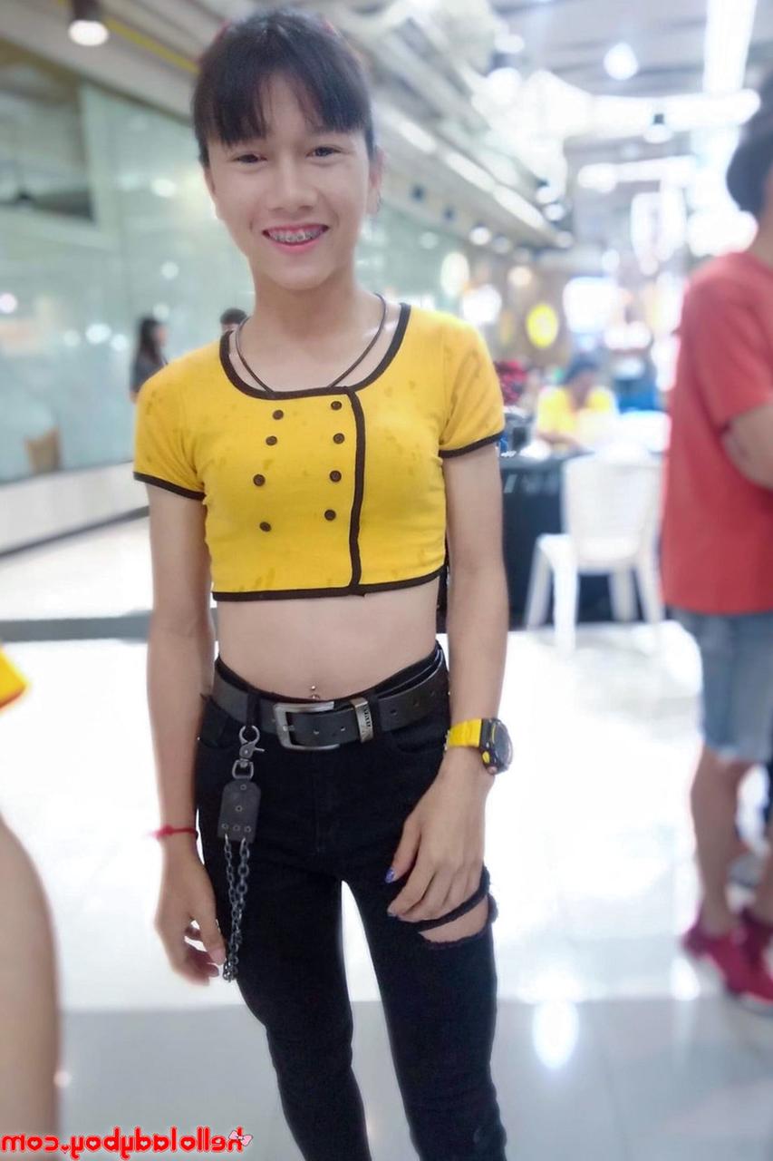 13P Travesti sexy mostra seu corpo pequeno em roupas fofas em uma compilação quente