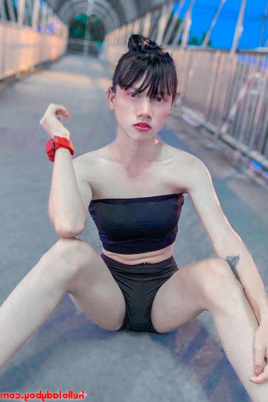 13P Travesti sexy mostra seu corpo pequeno em roupas fofas em uma compilação quente