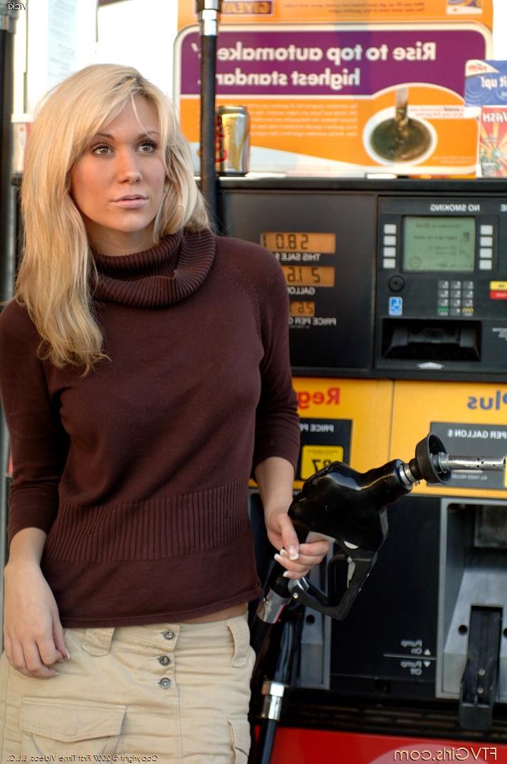 20P Exotic blonde beauty Vicki shamelessly flashes her boobs in public