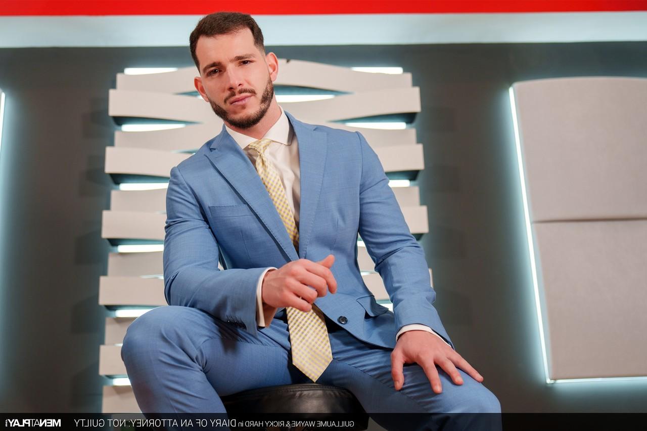 20P Estudantes gays barbudos gostosos Guillaume Wayne e Ricky fodem duro em suas roupas de trabalho