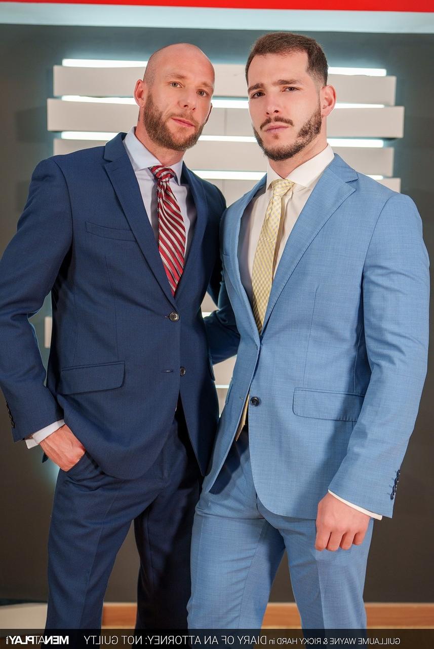 20P Estudantes gays barbudos gostosos Guillaume Wayne e Ricky fodem duro em suas roupas de trabalho