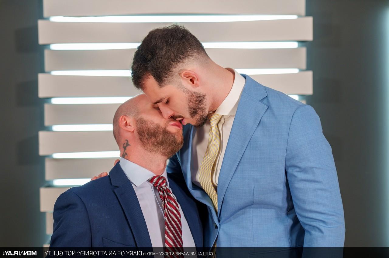 20P Estudantes gays barbudos gostosos Guillaume Wayne e Ricky fodem duro em suas roupas de trabalho