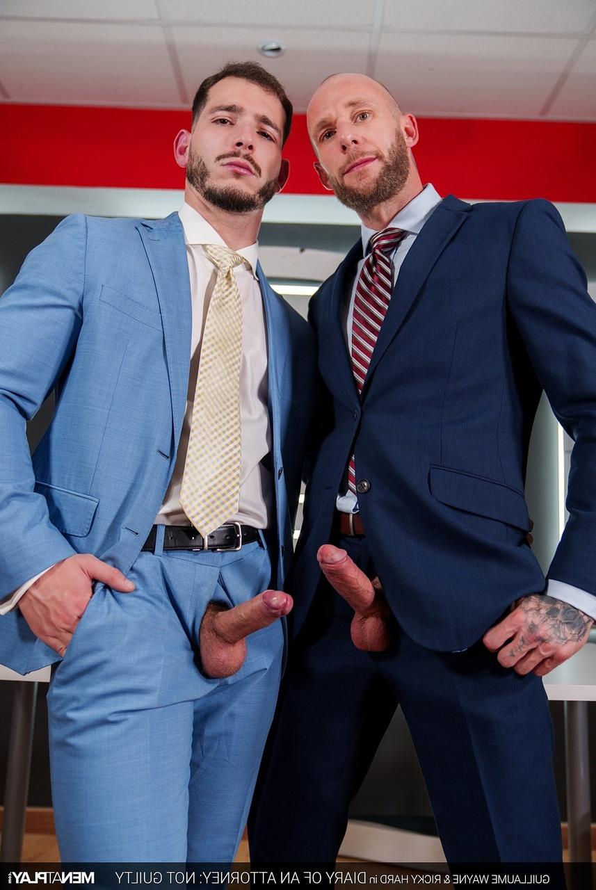 20P Estudantes gays barbudos gostosos Guillaume Wayne e Ricky fodem duro em suas roupas de trabalho