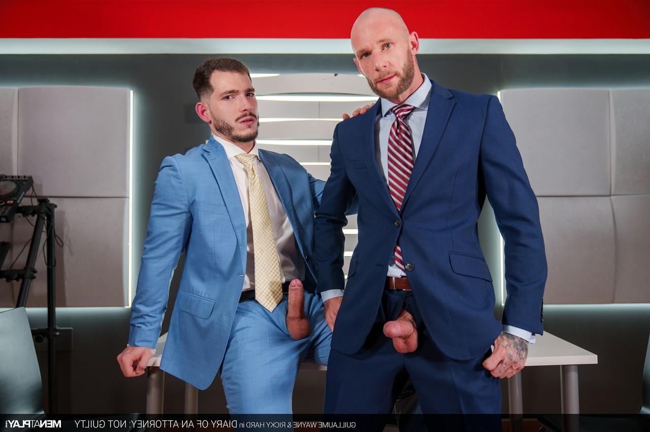 20P Estudantes gays barbudos gostosos Guillaume Wayne e Ricky fodem duro em suas roupas de trabalho