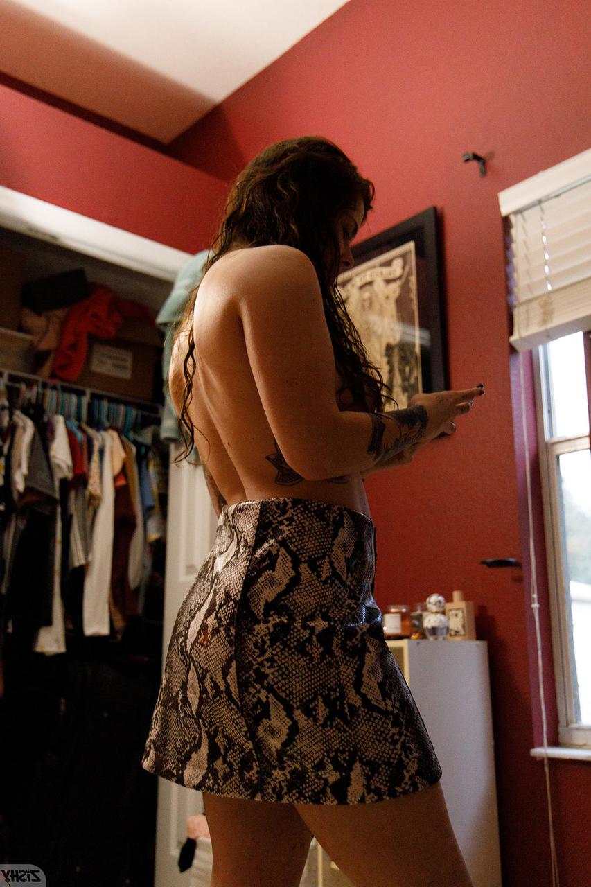 12P A adolescente latina curvilínea Keisha Grey deitada na cama tocando sua buceta peluda