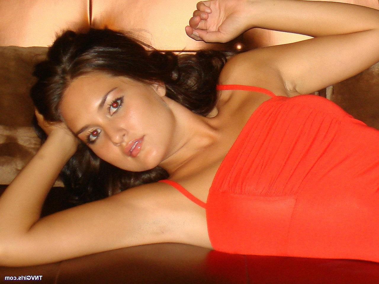 20P A linda adolescente Celina tira o vestido vermelho e posa de topless com calcinha amarela