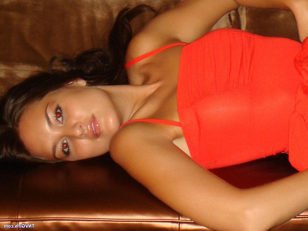 20P A linda adolescente Celina tira o vestido vermelho e posa de topless com calcinha amarela