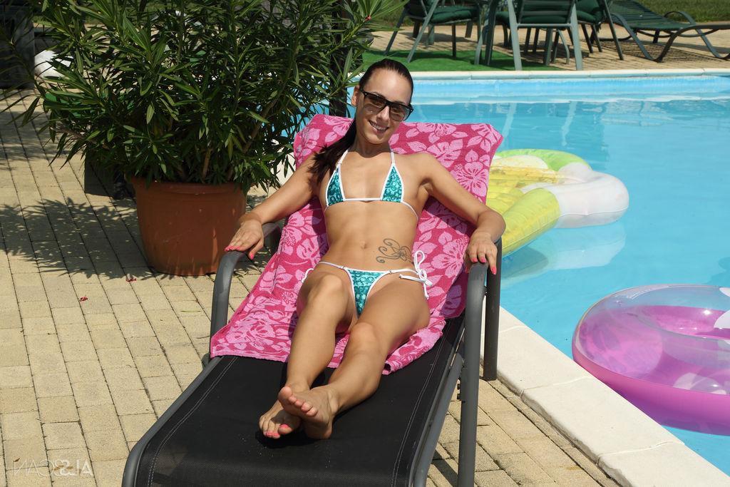 16P La joven Cayenne Hot se quita el bikini antes de las inserciones anales y vaginales