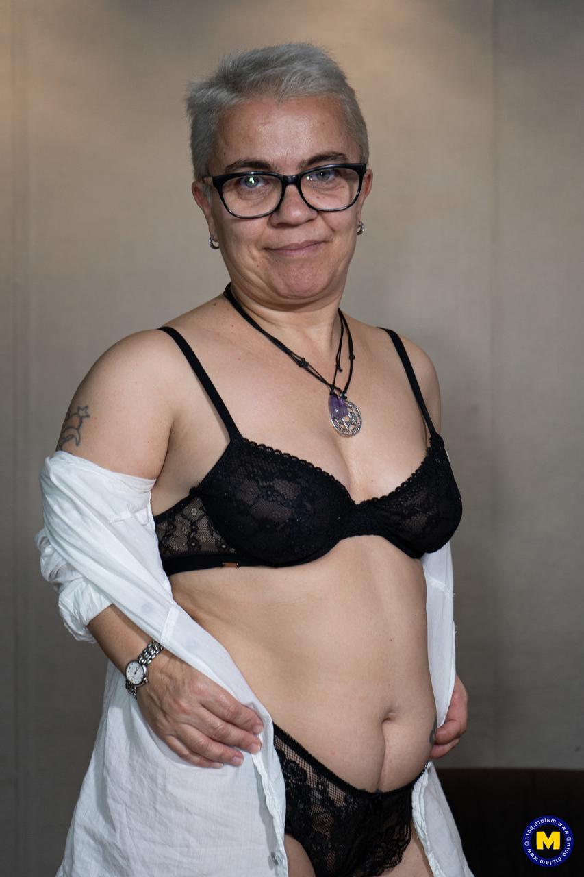20P A anã amadora de cabelos curtos Sara One tira a roupa íntima no escritório