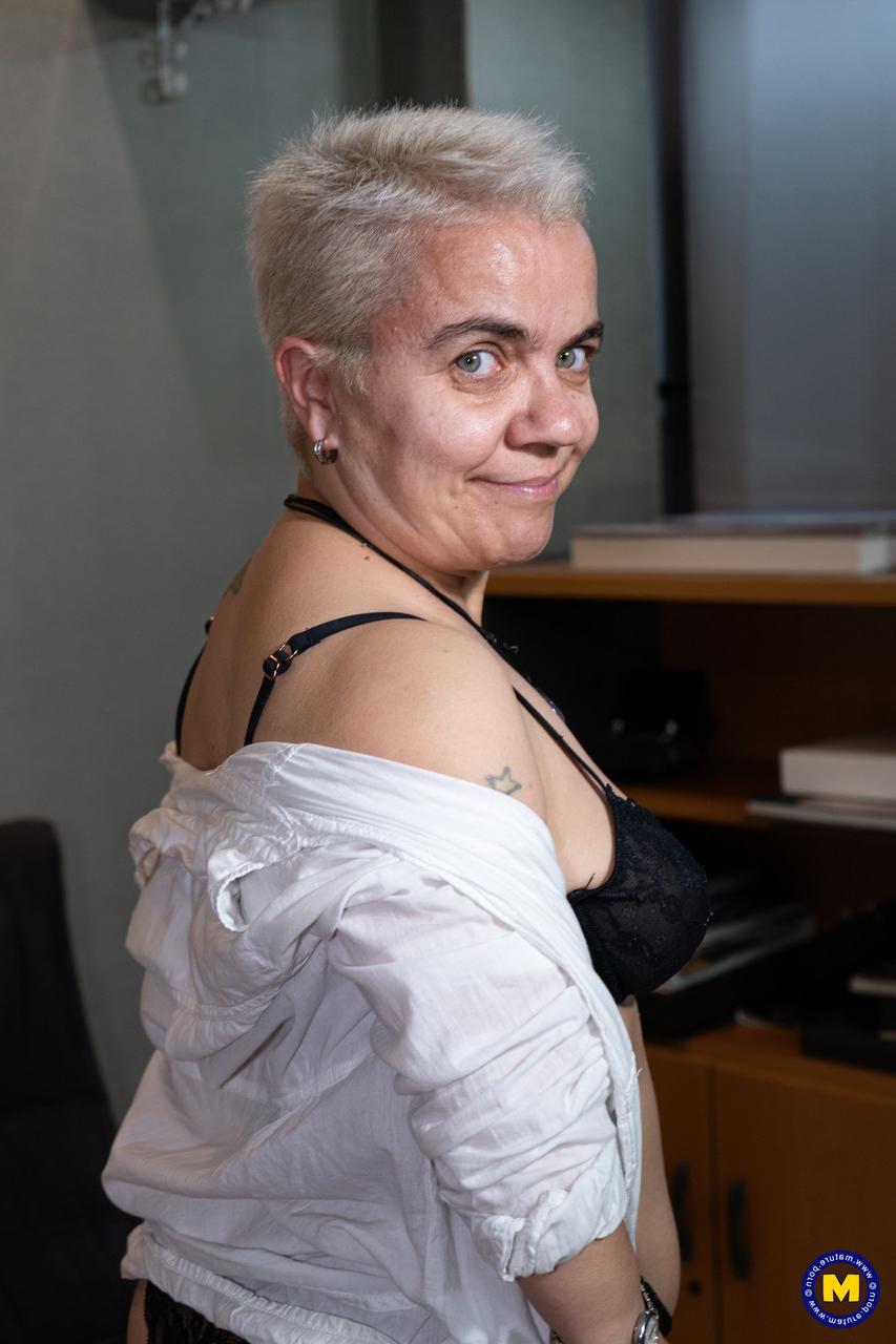 20P A anã amadora de cabelos curtos Sara One tira a roupa íntima no escritório