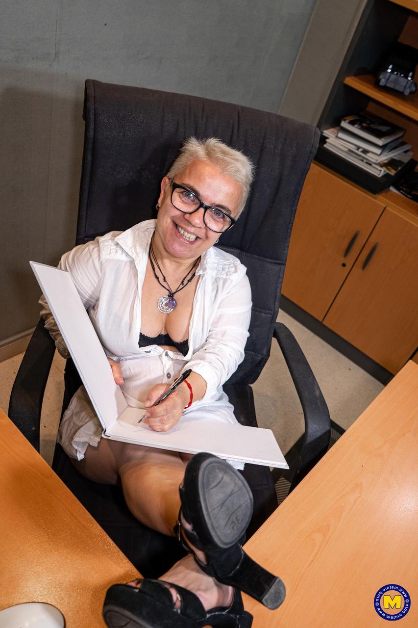 20P A anã amadora de cabelos curtos Sara One tira a roupa íntima no escritório