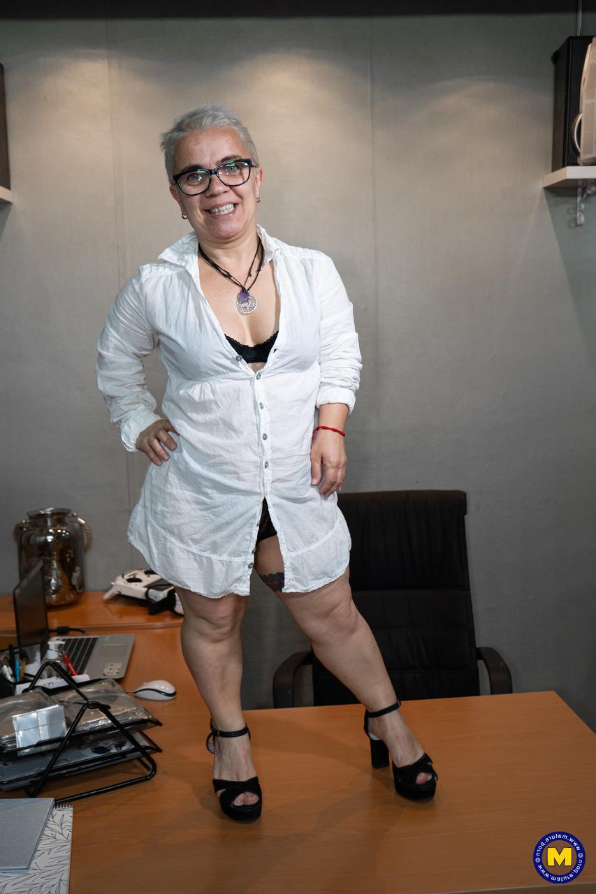 20P A anã amadora de cabelos curtos Sara One tira a roupa íntima no escritório