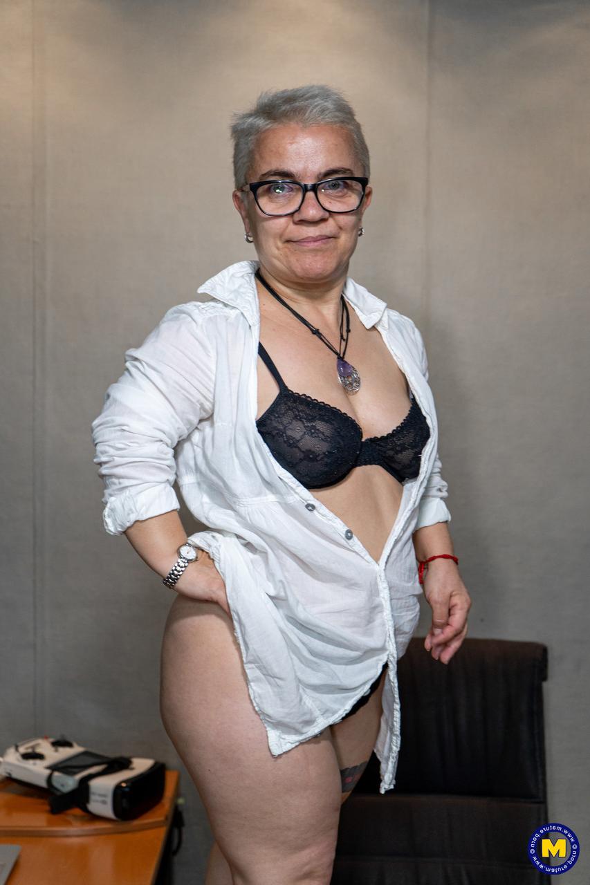 20P A anã amadora de cabelos curtos Sara One tira a roupa íntima no escritório